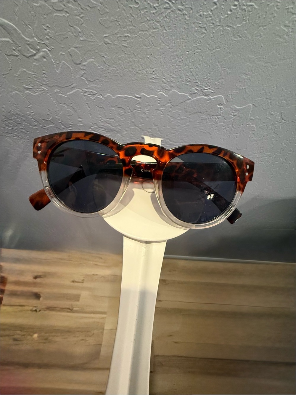 WearMe Pro Tortoiseshell Round Women's Sunglasses -l